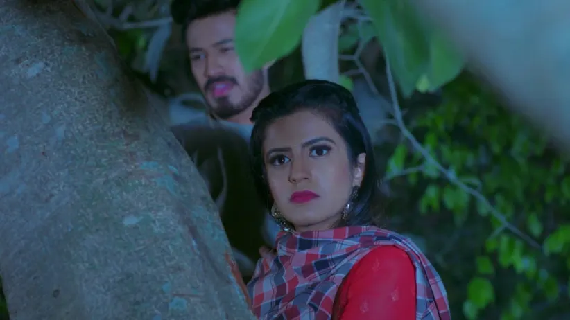Trishul saves Shivani from danger - Naagini 2