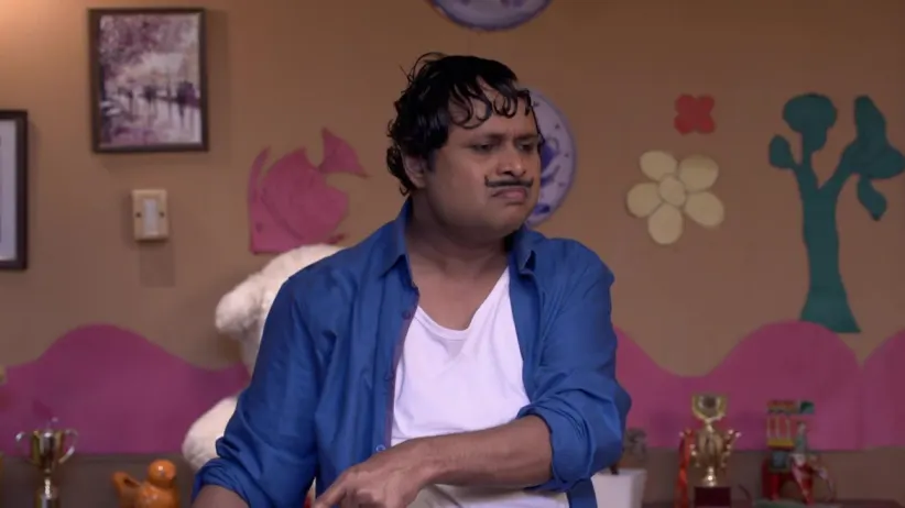 Happu gets a medal - Happu Ki Ultan Paltan