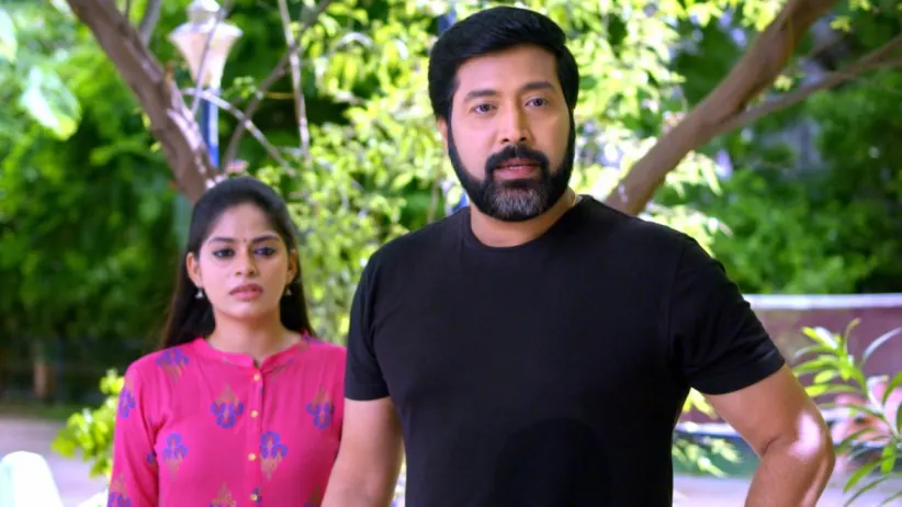 Surya Prakash holds Anu - Neethan Enthan Ponvasantham