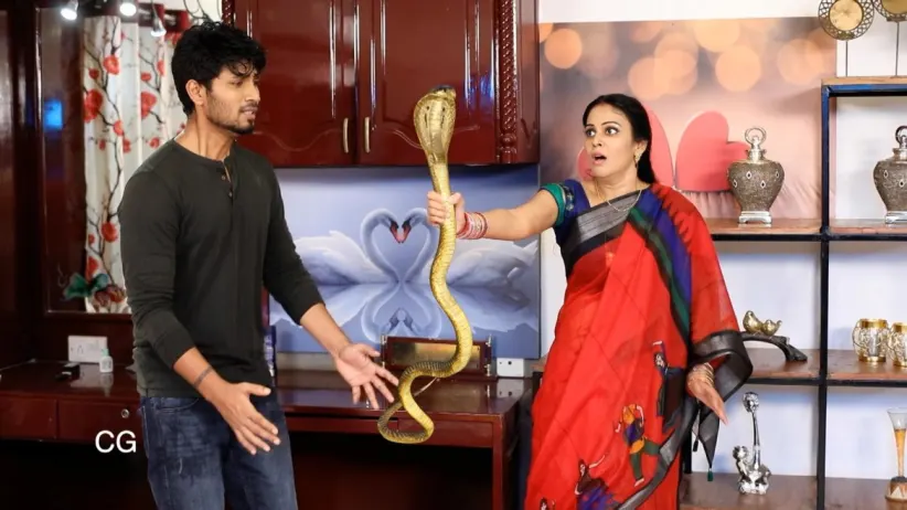 Abhirami catches a snake - Rettai Roja