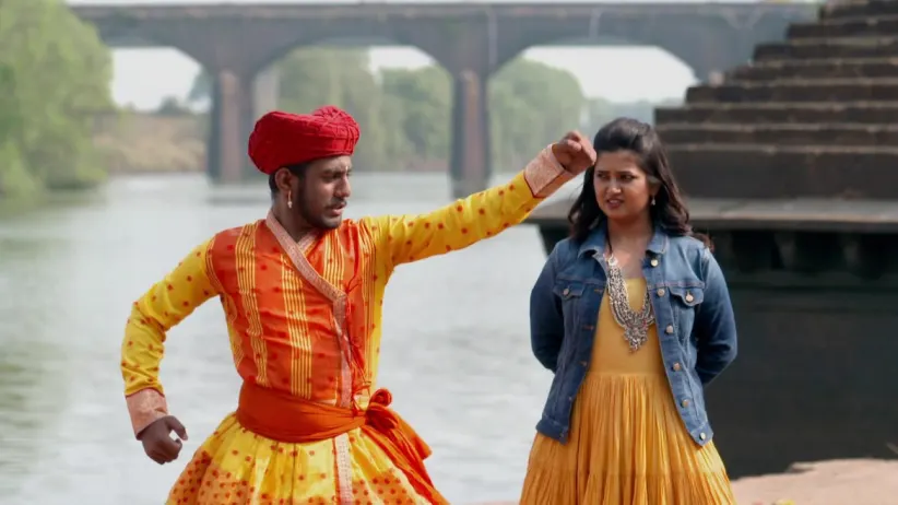 Prajakta gets overwhelmed on seeing Mardani Khel - Mast Maharashtra