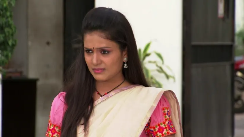 Akhilandeswari witnesses Mahendra's romance - Muddha Mandaram