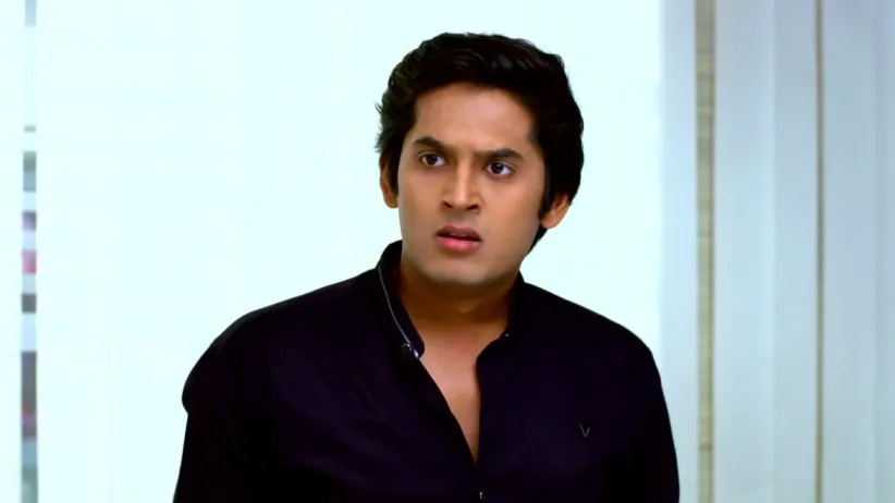 News about Omkar's marriage in the newspaper - Yeu Kashi Tashi Me Nandayla