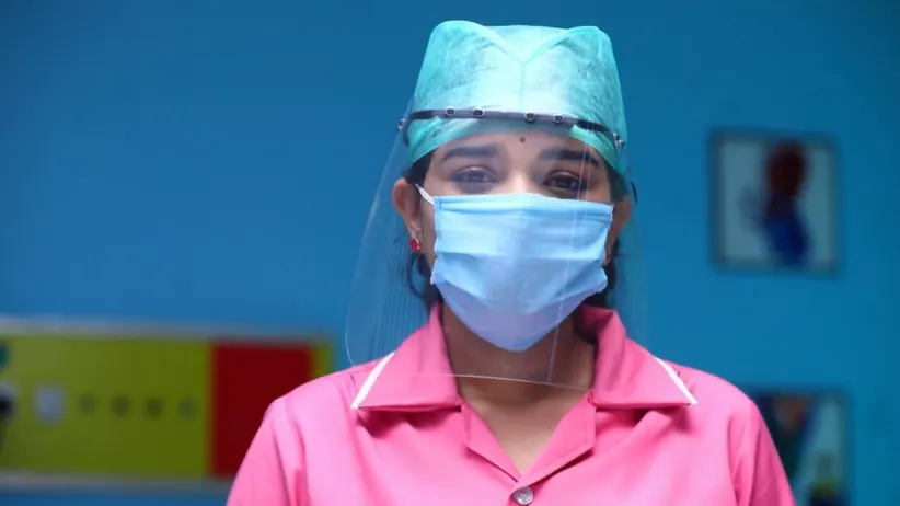Parvathy poses as nurse - Sembaruthi