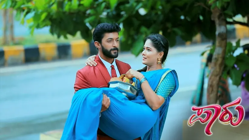 Aditya puts a ring on Paarvathi's toe - Paaru