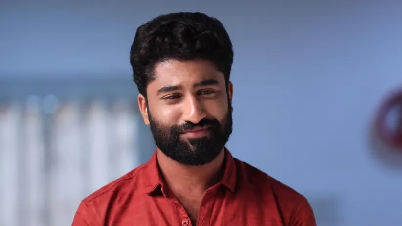 Adithya rests his head on Akhila's lap - Sembaruthi