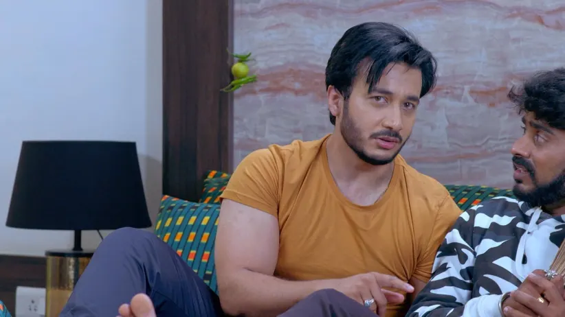 Sathya foils Karthik's plan - Sathya