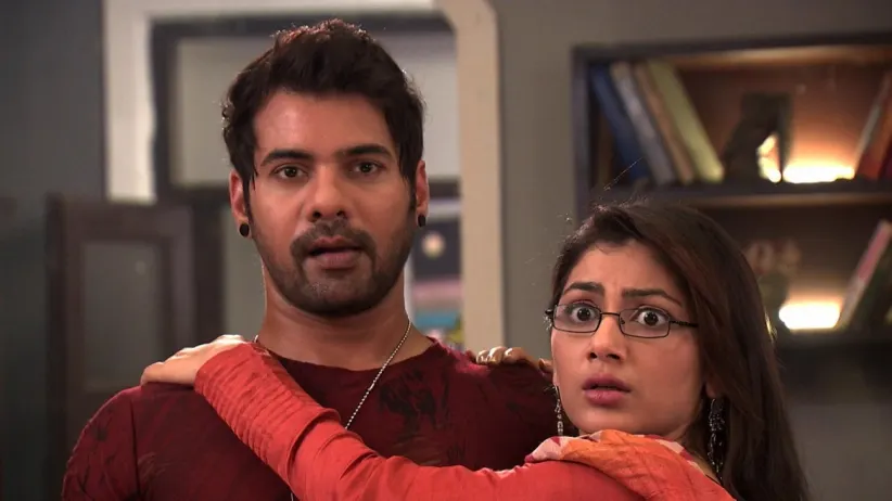 Abhi drops Priya home - Sindhooram