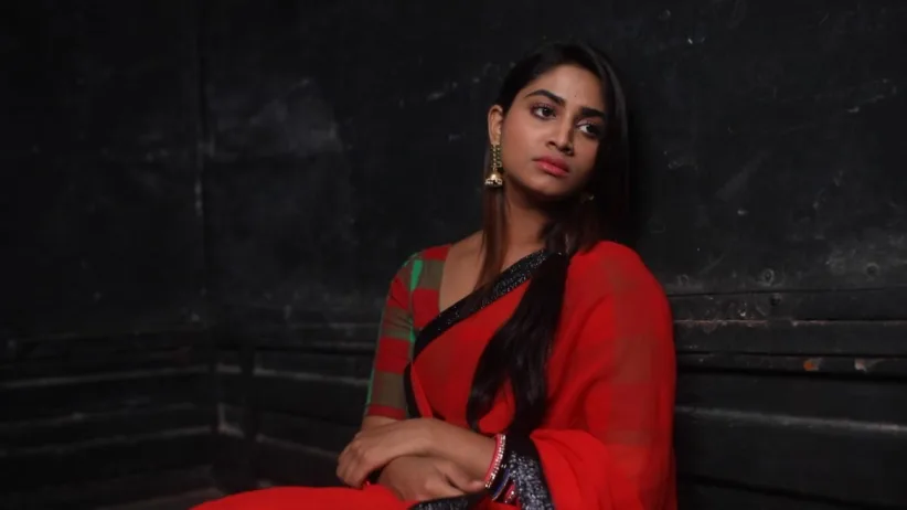 Abhi throws her anklet as a trail - Rettai Roja