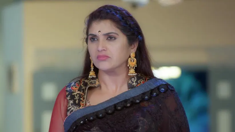 Jasmine complains about Nayani slapping her - Trinayani