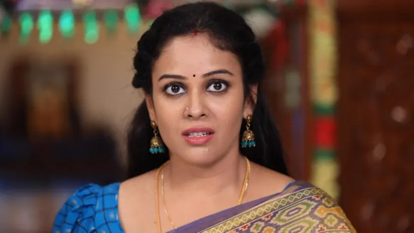 Abhirami tends to Sanjeev - Rettai Roja