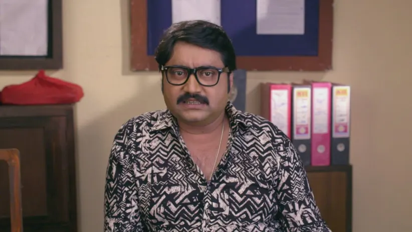 An unknown person threatens Happu - Happu Ki Ultan Paltan