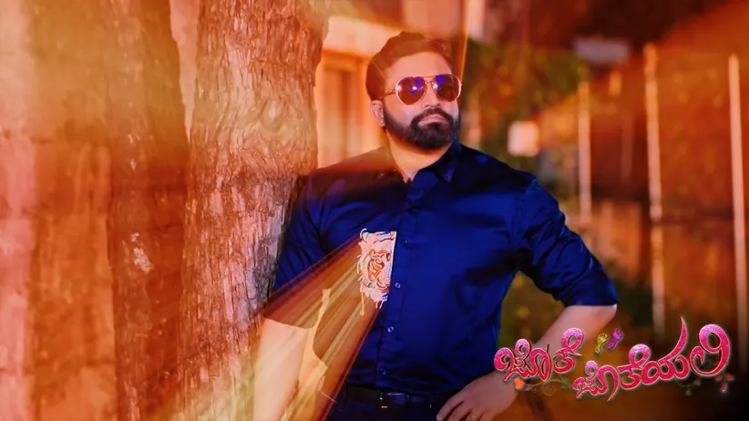 Anu goes in search of an old warehouse - Jothe Jotheyali