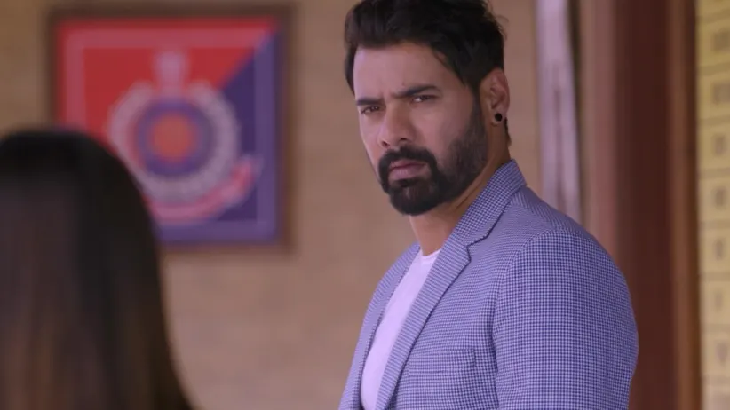 Rishi Gets Released on Bail - Iniya Iru Malargal