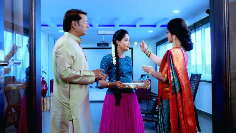 Raghu Questions Akhila's Actions - Paaru
