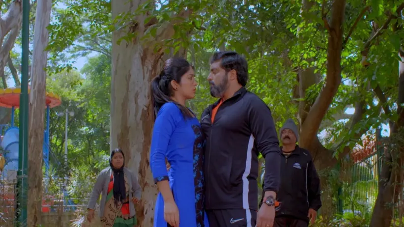 Jhende gathers information about Raghupati - Jothe Jotheyali