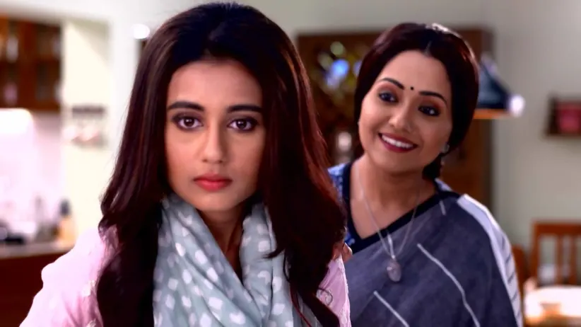 Karan's secretary scolds Radhika - Radhika