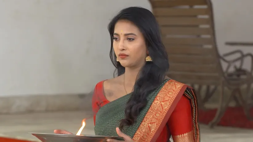 Meenakshi belittles Vasundhara - Gokulathil Seethai
