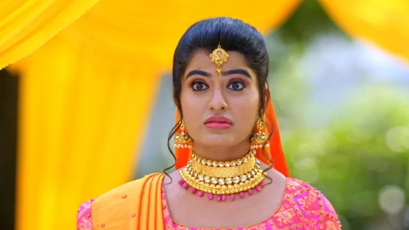 Hasini covers her face while dancing - Thirumathi Hitler