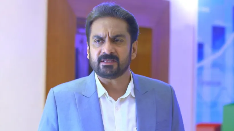 Sreelakshmi lies to Ravi Varman - Neeyum Njanum