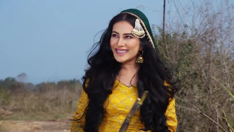 Banto kicks Dheedo out of the haveli - Heer Ranjha
