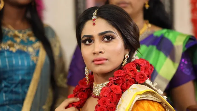 Sanjeev reaches Abhirami’s house - Rettai Roja
