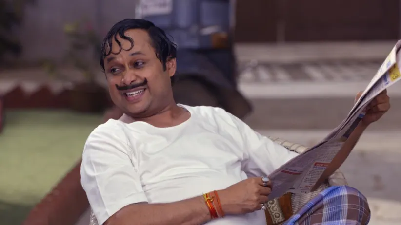 Happu buys a gold necklace for Rajesh - Happu Ki Ultan Paltan