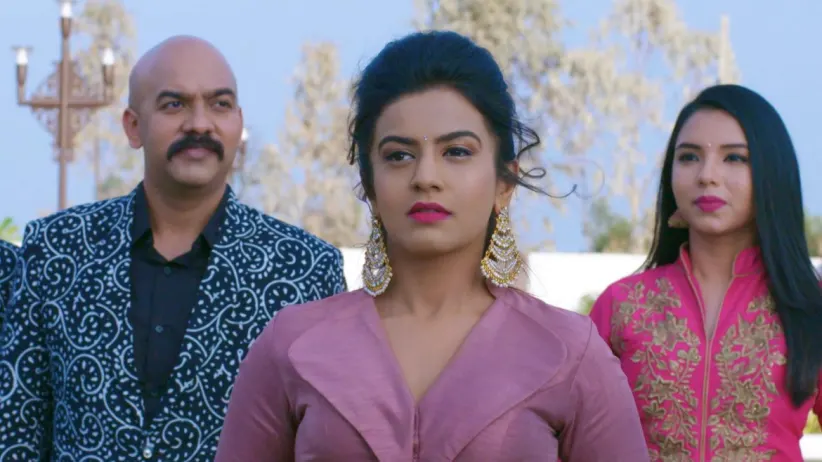 Trishul is mesmerised by Shivani's beauty - Naagini 2