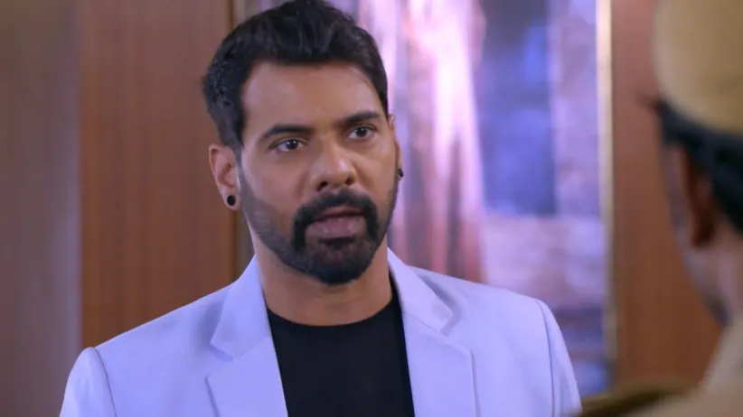 Rishi Gets Arrested - Iniya Iru Malargal