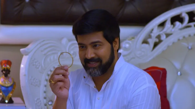 Surya Prakash holds Anu's hand - Neethane Enthan Ponvasantham