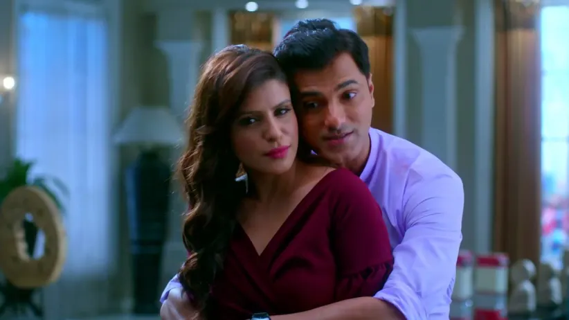 Shubhra arrives to meet Kuldeep - Kyun Rishton Mein Katti Batti