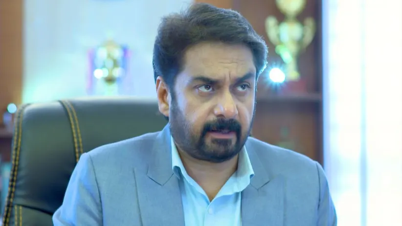 Trivikraman tries to insult Sudarshanan - Neeyum Njanum