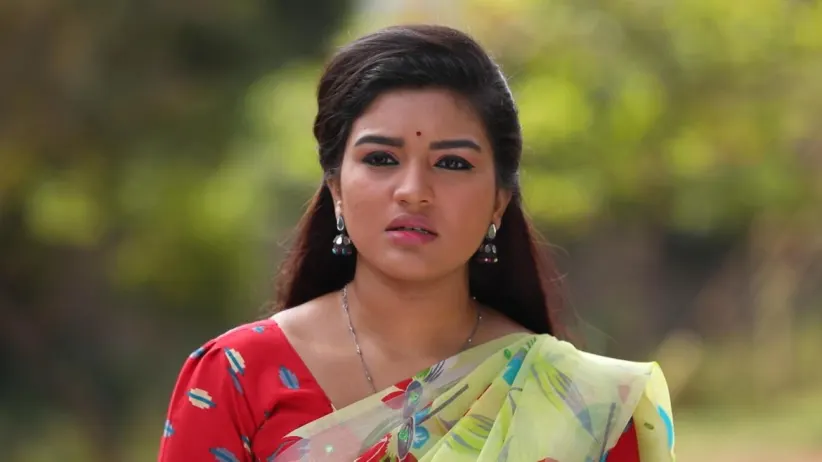 Parvathy learns about the swami’s prediction - Sembaruthi