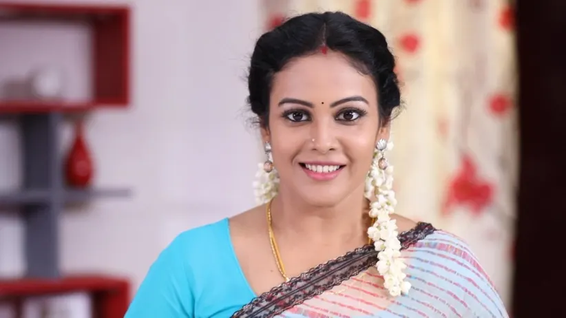 Abhirami is overjoyed - Rettai Roja