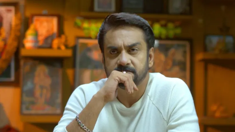 A beggar stops Ravi Varman - Neeyum Njanum