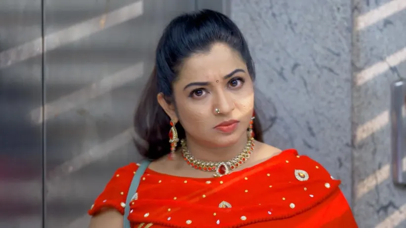Nila enters Nikhil's house - Manampole Mangalyam