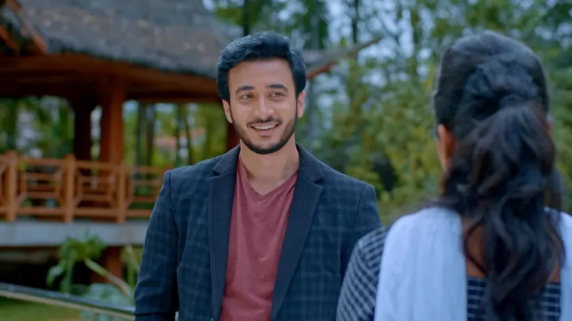 Divya tells Karthik about Kirtana's demands - Sathya