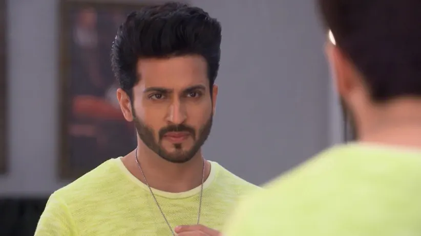 Shruthi helps Karan - Chinna Poove Mella Pesu