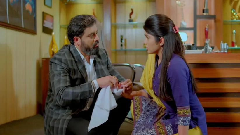 Anu inquisitive about 'Rajnandini' saree - Jothe Jotheyali
