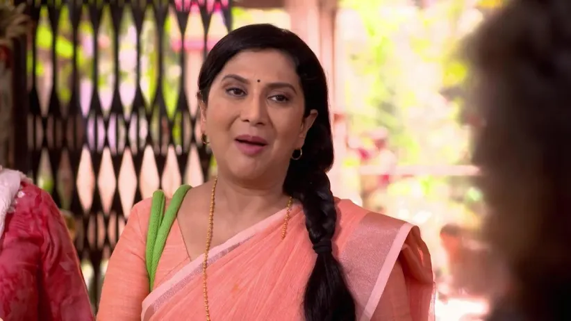 Asawari and Abhijit meet at the market