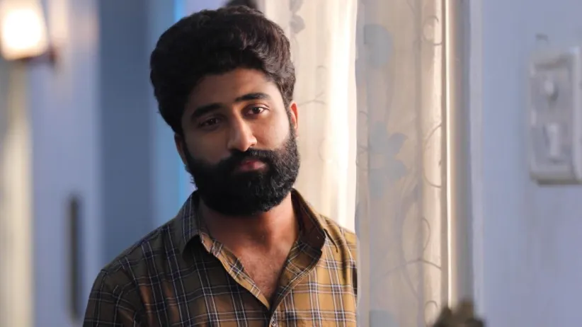 Adithya's Thought Makes Akhila Anxious - Sembaruthi