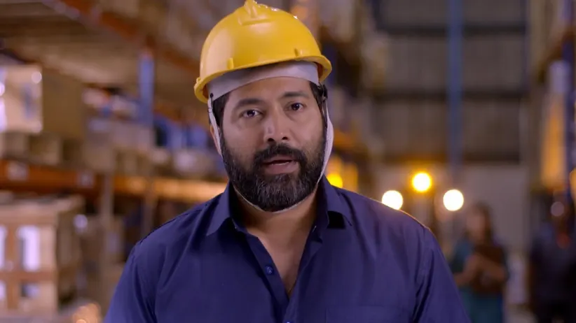 Surya Prakash disguised as a worker - Neethane Enthan Ponvasantham