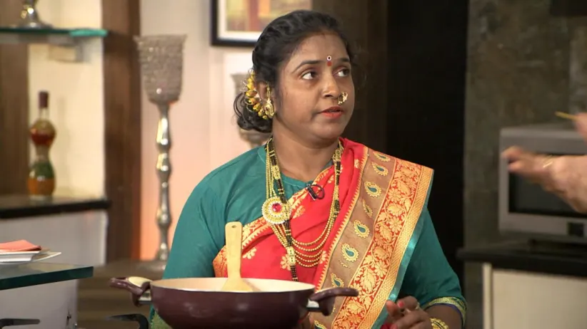 Olya Bombilchi Poli and Mushicha Pattice - Aamhi Saare Khavayye