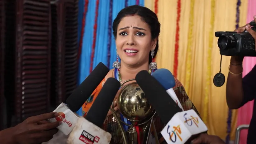 Abhirami learns the truth - Rettai Roja