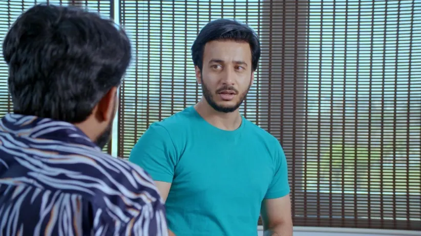 Karthik tries to scare Sathya - Sathya