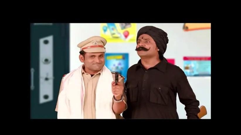 A dacoit Makhan goes to loot Chokha National Bank - Hasee Ke Rail Chhoot Na Jaaye