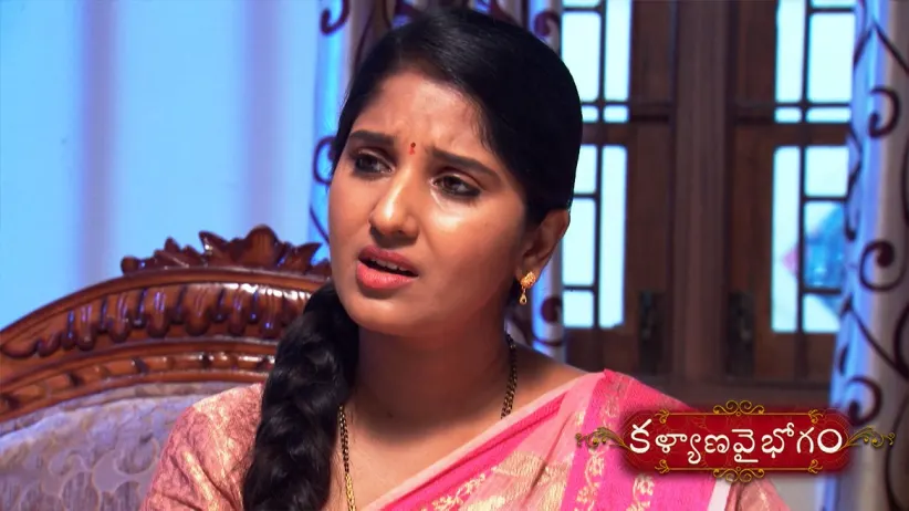Divya sees Manga’s photo - Kalyana Vaibhogam