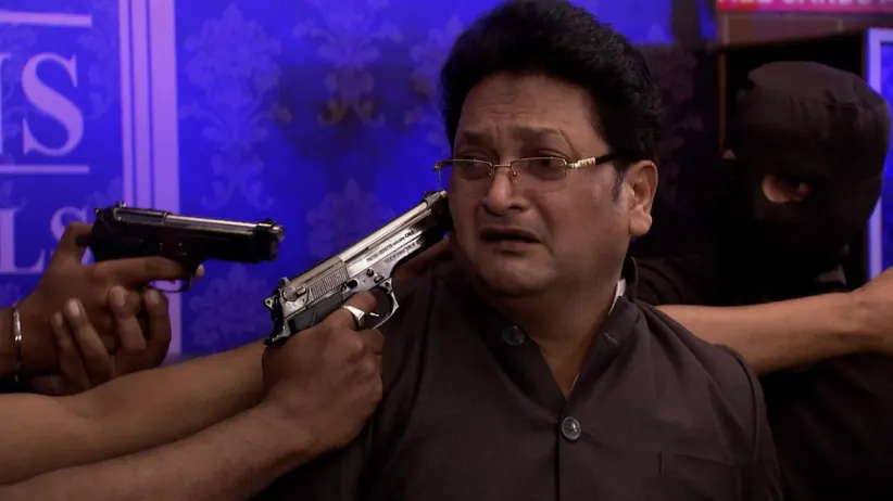 A robbery takes place in the jewellery store - Sindhooram