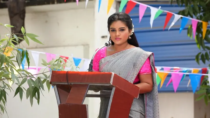 Mithra delivers a speech in English - Sembaruthi