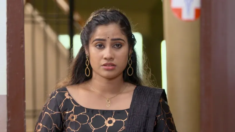 Vijitha spots Karthika - Karthika Deepam